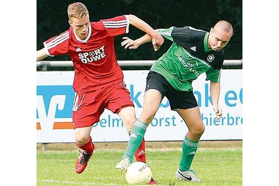 Hatten den Gegner jederzeit im Griff: Die Fußballer des VfL Stenum  um Jonas Dittmar (links) siegten 7:0. Dörte Eilers