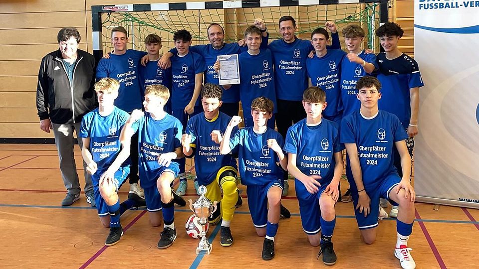 Ab aufs Siegerfoto: Die U15-Junioren der SpVgg SV Weiden triumphierten beim Bezirksentscheid in Nittenau.