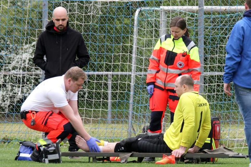 Wegen der Verletzung von FCN-Keeper Pascal Jost (gelbes Trikot) war das Derby zwischen Harxheim und Nackenheim über 30 Minuten unterbrochen. Die Sanitäter brachten den Nackenheimer ins Krankenhaus.