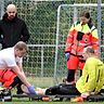 Wegen der Verletzung von FCN-Keeper Pascal Jost (gelbes Trikot) war das Derby zwischen Harxheim und Nackenheim über 30 Minuten unterbrochen. Die Sanitäter brachten den Nackenheimer ins Krankenhaus.