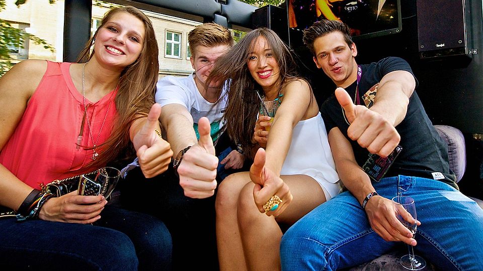 Der Amberger Fußballer Andre Demleitner (rechts) und seine Kollegen wohnen jetzt für ein Jahr gemeinsam in Berlin-Kreuzberg in der MTV Music WG. Foto: Adam Finlayson, MTV Mobile