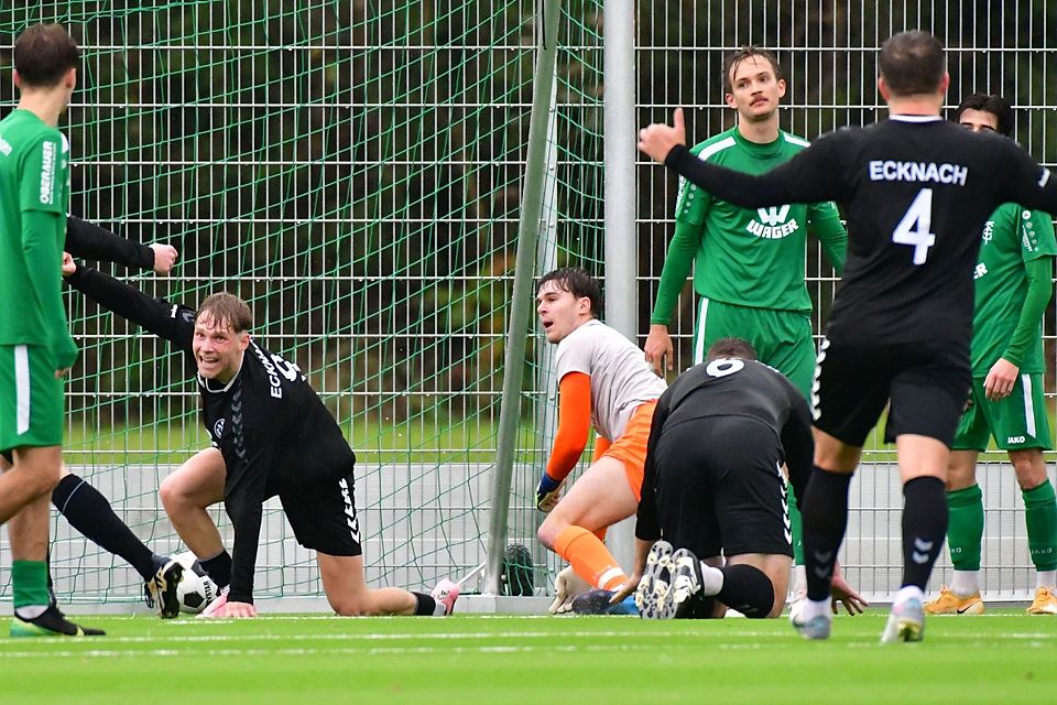 Ecknachs Marc Baumgärtner (links) jubelt, Gundelfingens Keeper Elias Thurn und Raphael Schneider konnten es nicht fassen. Mit 0:1 verlor das Kellerkind auch dieses Duell.