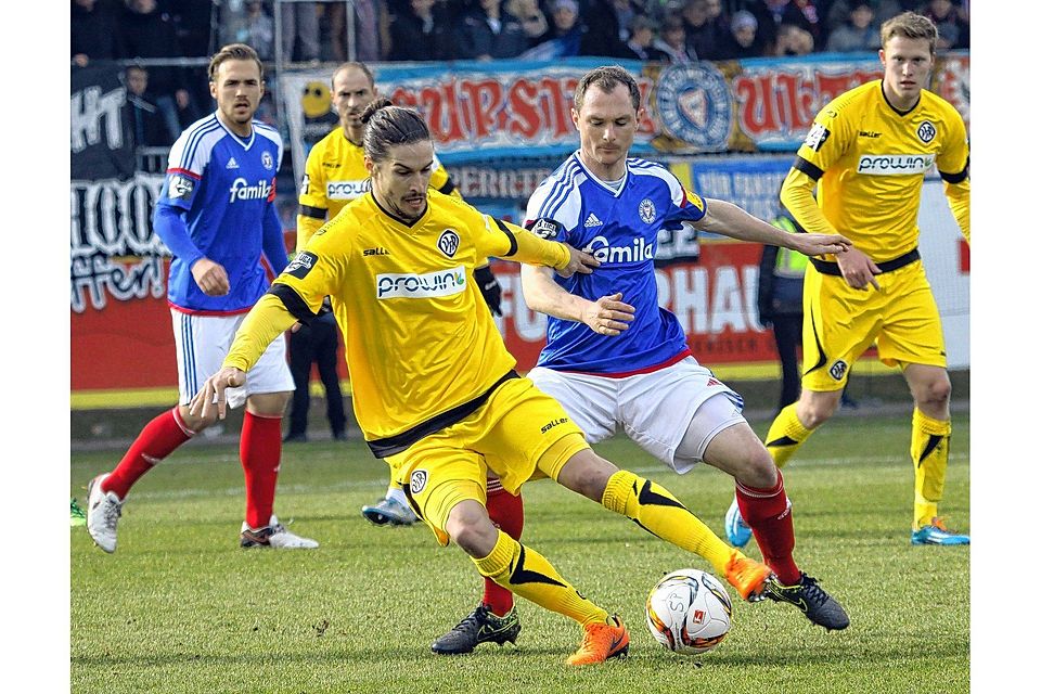 Unter Druck gesetzt: Patrick Kohlmann (blaues Trikot) attackiert Jonatan Kotzke, der im Winter auch in Kiel ein Probetraining absolvierte.