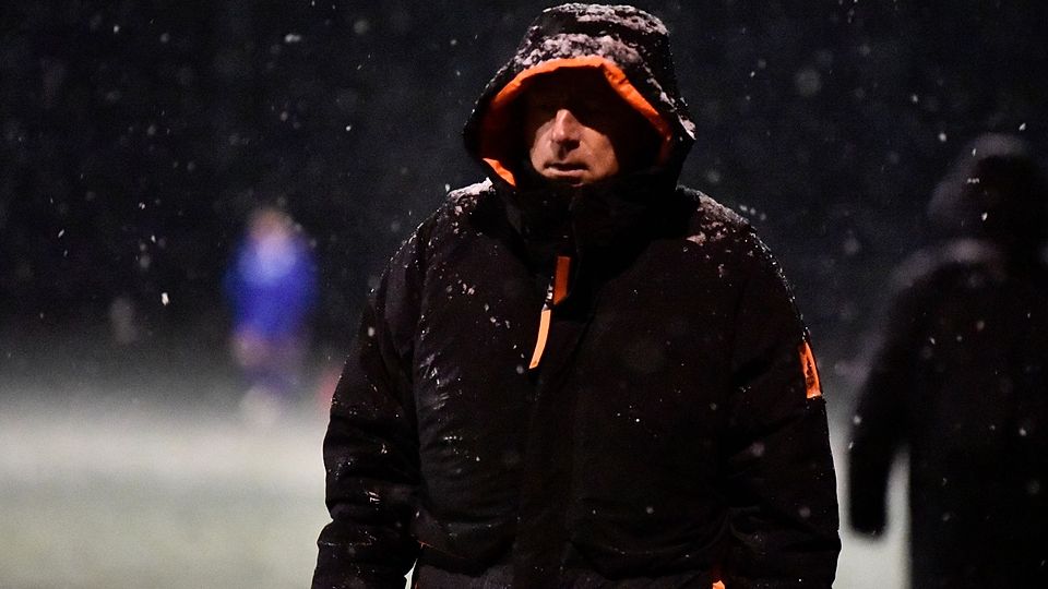 Ob es stürmt, schneit oder brütende Hitze herrscht: Frank Hermes steht seit knapp zwei Jahrzehnten bei der SG Wallendorf seinen Mann. Für den Sommer hat der Trainer seinen Abschied angekündigt. Bis dahin hat er mit seiner Mannschaft noch einiges vor. 
