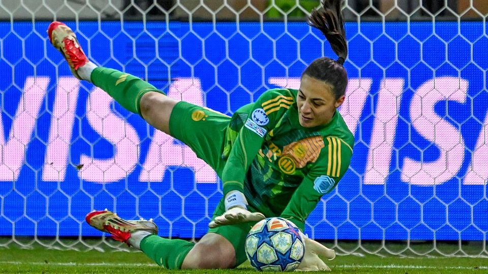 18.03.2025, Bayern, München: Fußball, Frauen: Champions League, Bayern München - Olympique Lyon, K.o.-Runde, Viertelfinale, Hinspiele. Bayern Münchens Torhüterin Maria-Luisa Grohs hält einen Elfmeter. Foto: Peter Kneffel/dpa +++ dpa-Bildfunk +++