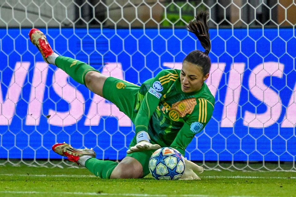 18.03.2025, Bayern, München: Fußball, Frauen: Champions League, Bayern München - Olympique Lyon, K.o.-Runde, Viertelfinale, Hinspiele. Bayern Münchens Torhüterin Maria-Luisa Grohs hält einen Elfmeter. Foto: Peter Kneffel/dpa +++ dpa-Bildfunk +++