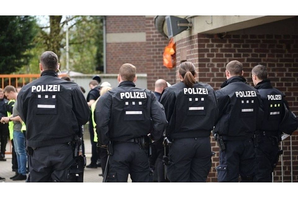 Viel Polizei wird die Eintracht-Spiele auch in der neuen Saison begleiten. F: Krämer