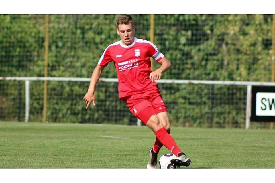 Marius Wegmann, der einst beim TSV Aach-Linz mit dem Fußballsport begann, ist bei Drittligist FC Rot-Weiß Kapitän der A-Junioren. Im Sommer hofft er auf einen Platz im Profikader. Die Chancen stehen offensichtlich nicht schlecht. Foto: koni