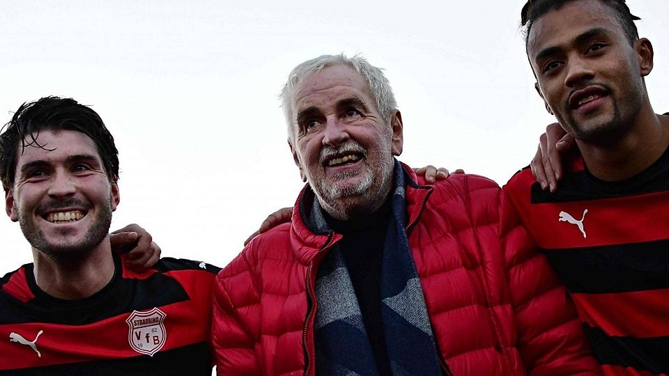 Bert Hierl (MItte) steht vor einem emotionalen Wiedersehen mit dem VfB Straubing 