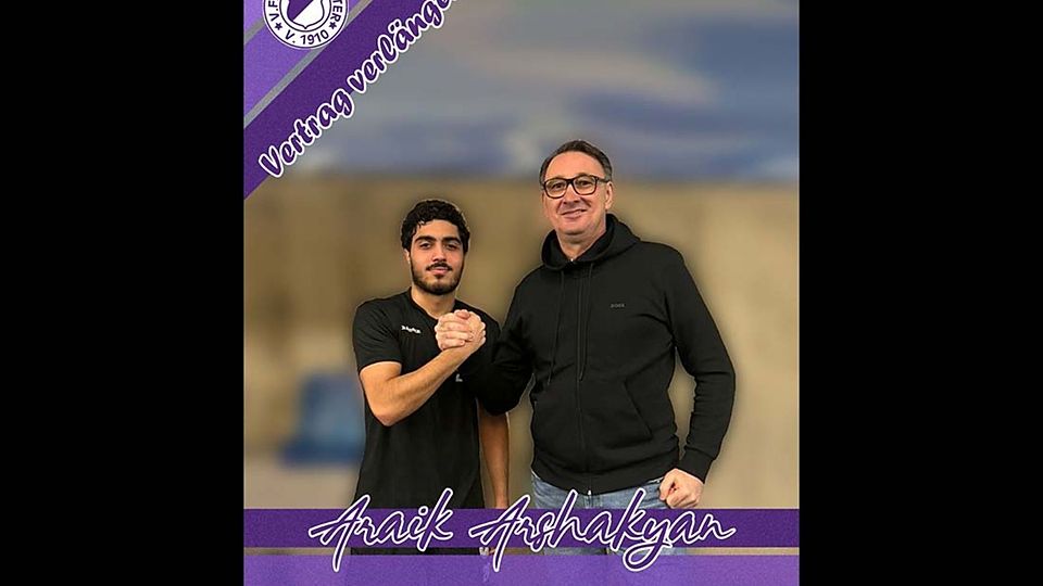 Araik Arshakyan (VfR Neumünster) mit Sportdirektor Lars Neca.