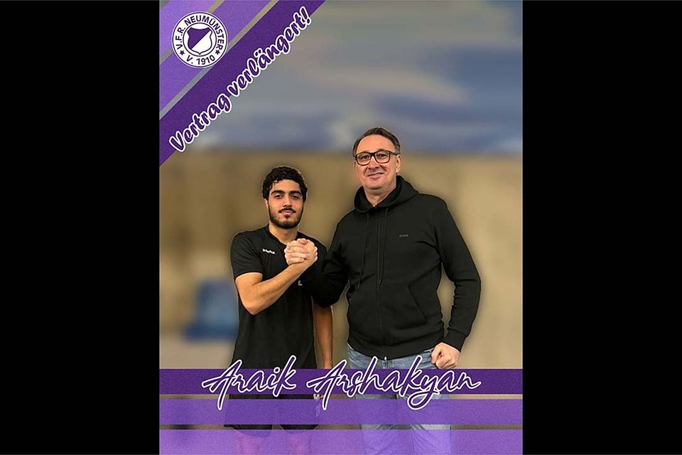 Araik Arshakyan (VfR Neumünster) mit Sportdirektor Lars Neca.