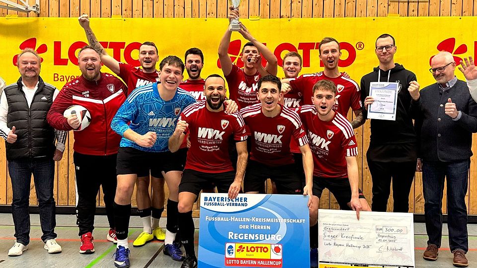 Hoch den Pokal! Der ATSV Pirkensee-Ponholz kürt sich nach 2023 erneut zum Kreismeister.