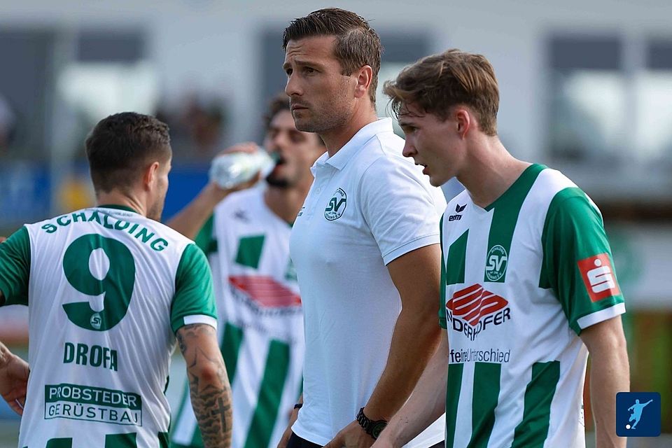 Gespannte Blicke: Unbekannte Gäste begrüßen (von links) Patrick Drofa, Coach Stefan Köck und Noel Tanzer am Samstag am Reuthinger Weg. Gespannte Blicke: Unbekannte Gäste begrüßen (von links) Patrick Drofa, Coach Stefan Köck und Noel Tanzer am Samstag am Reuthinger Weg.