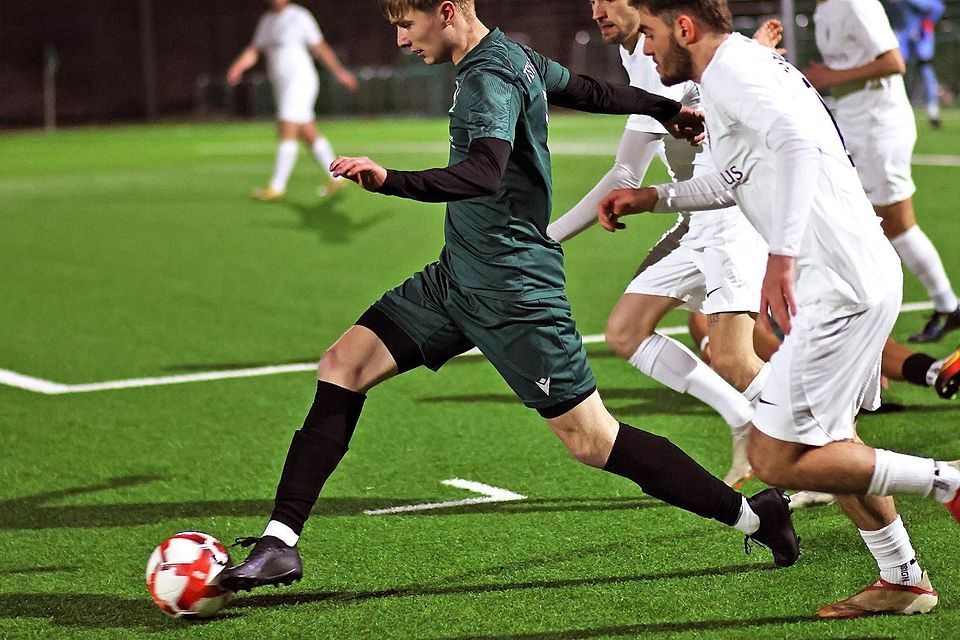 Bitter: Neurieds Simon Prangenberg (l.) wurde im Abstiegsduell gegen Waldperlach zunächst ein klarer Elfmeter verwehrt, im Gegenzug fiel das 0:1 aus TSV-Sicht.