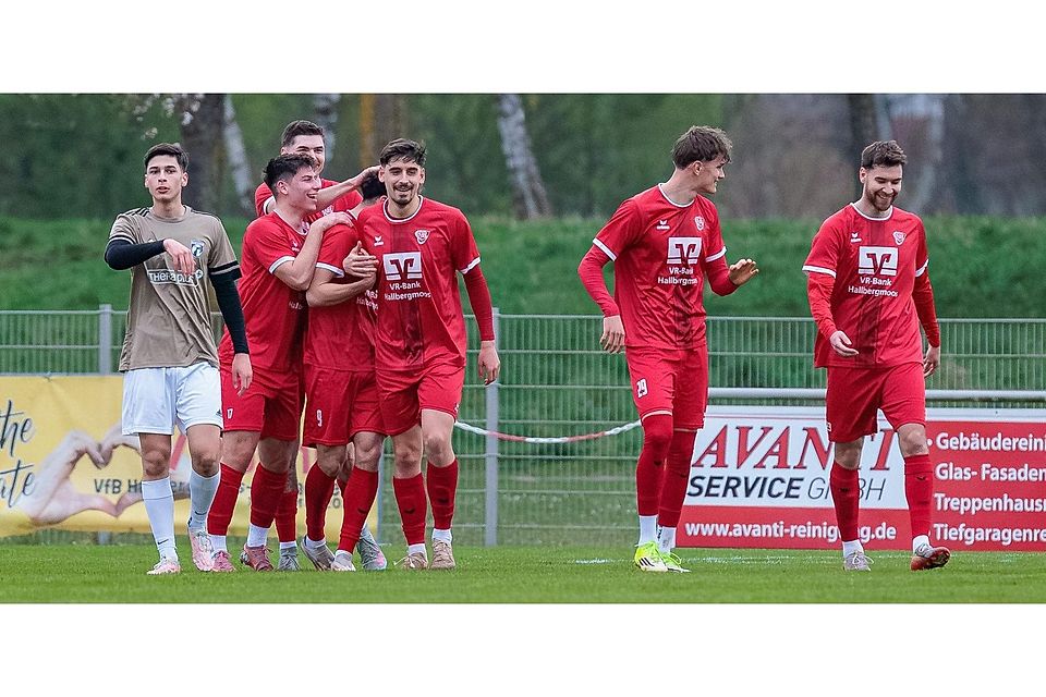 Das wollen die Fans sehen: Die Hallbergmooser sollten zweimal öfter jubeln als Rosenheim – denn dann hätten sie auch den direkten Vergleich gewonnen. Das wollen die Fans sehen: Die Hallbergmooser sollten zweimal öfter jubeln als Rosenheim – denn dann hätten sie auch den direkten Vergleich gewonnen.