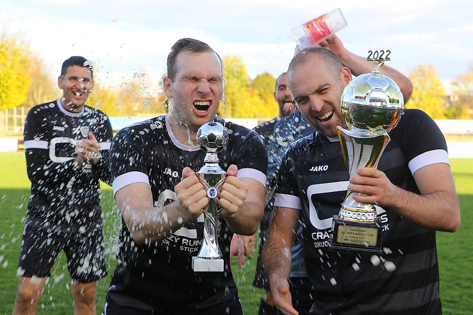 Zwei Pokale und ganz viel Bier: Dennis Hammerl (l.) und Thomas Edlböck
ging es nach der Siegerehrung „nass nei“.