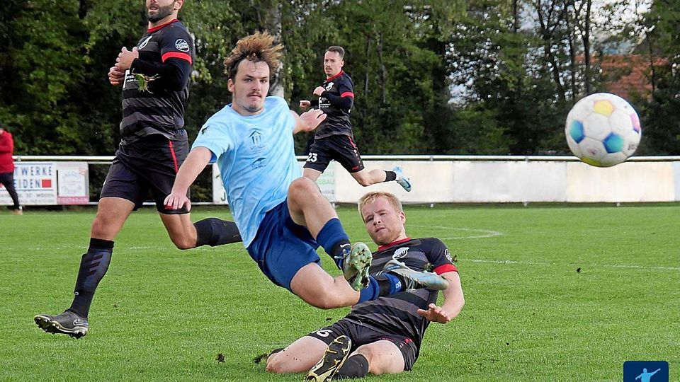 Der SV Altenstadt/WN II (helles Trikot) ist auf dem besten Weg, den direkten Wiederaufstieg in die A-Klasse zu schaffen.
