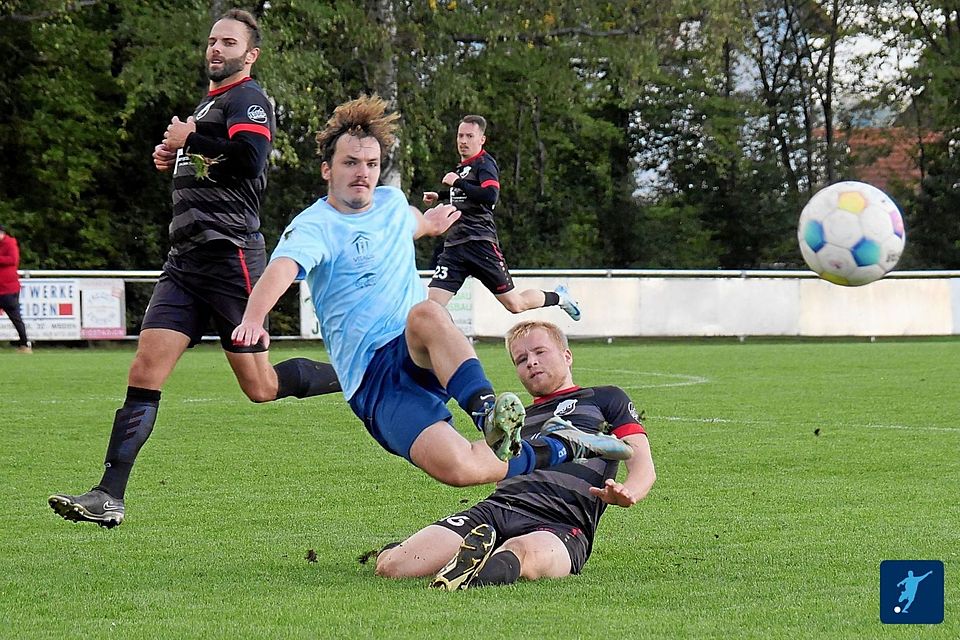 Der SV Altenstadt/WN II (helles Trikot) ist auf dem besten Weg, den direkten Wiederaufstieg in die A-Klasse zu schaffen.