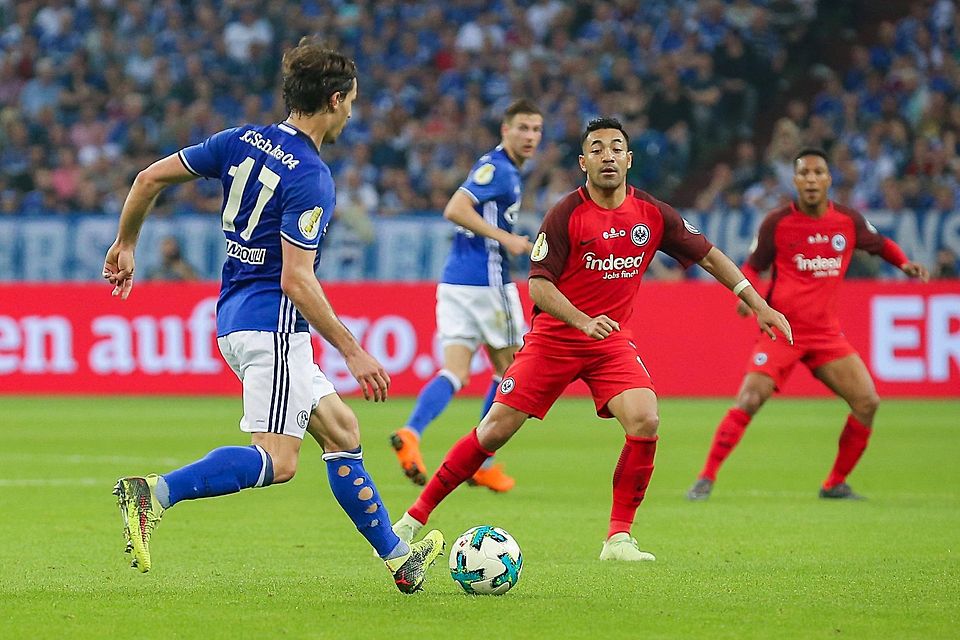 Bekanntes Phänomen in der Bundesliga: Benjamin Stambouli löcherte seine Socken schon 2018 vor dem Spiel gegen Eintracht Frankfurt.