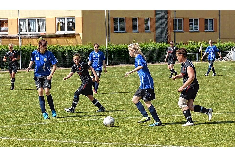Die TSG-Kickerinnen (in blau) nutzten gegen Hagenow die sich bietenden Räume und erzielten drei Treffer. Foto: TSG Gadebusch