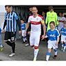 FuPa Stuttgart macht es möglich - das Einlaufen mit dem VfB Stuttgart II. Foto: Lommel