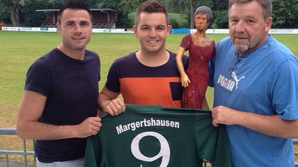 Michael Braxmeier ist wieder bei seinem Heimatverein. Marc Miehlich und Karl Bauer überreichen ihm das Trikot mit der Nummer 9.