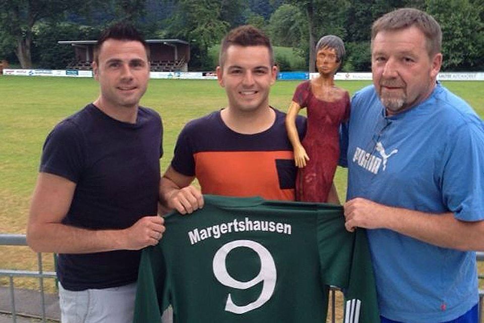 Michael Braxmeier ist wieder bei seinem Heimatverein. Marc Miehlich und Karl Bauer überreichen ihm das Trikot mit der Nummer 9.