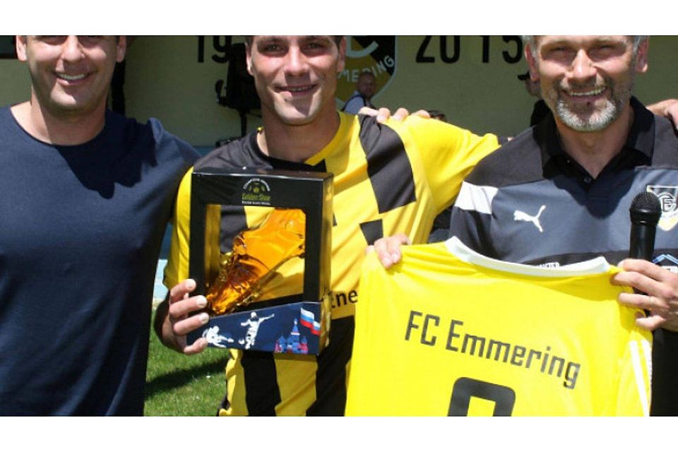 Für den goldenen Schuh und sein Trikot des FC Emmering wird Karol Kopec einen schönen Platz zwischen seinen Tropäen finden.  Weber