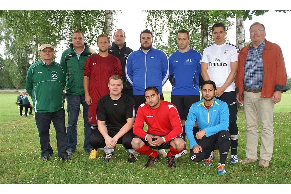 FC Maxhütte-Haidhof mit Neuzugängen, Offiziellen sowie Probespieler   Foto: FC