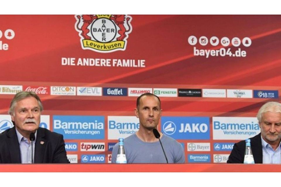 Geschäftsführer Michael Schade (links) und Sportdirektor Rudi Völler (rechts) stellen Heiko Herrlich als neuen Trainer in Leverkusen vor. Foto: dpa