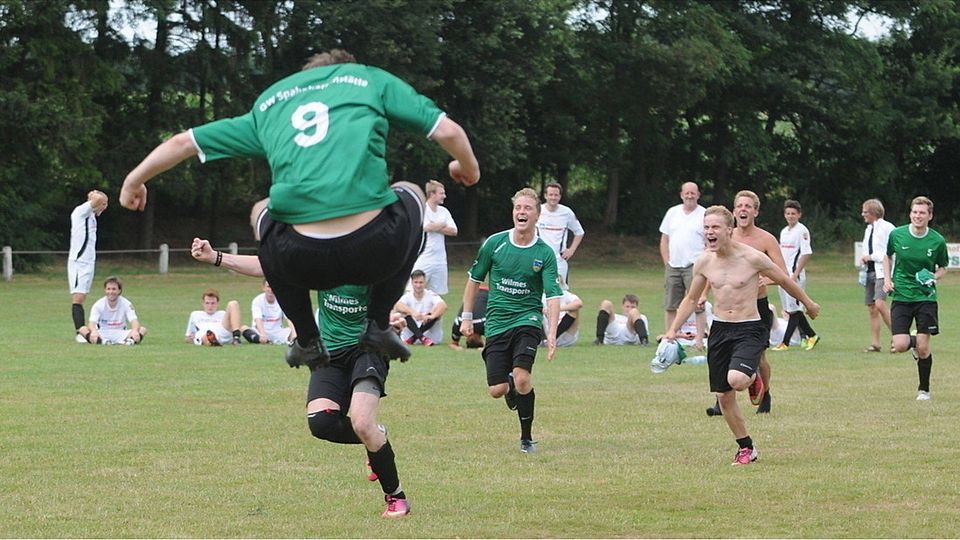 Jubel nach dem Triumph: GW Spahnharrenstätte feiert den Pokalsieg. Foto: Dirk Hellmers