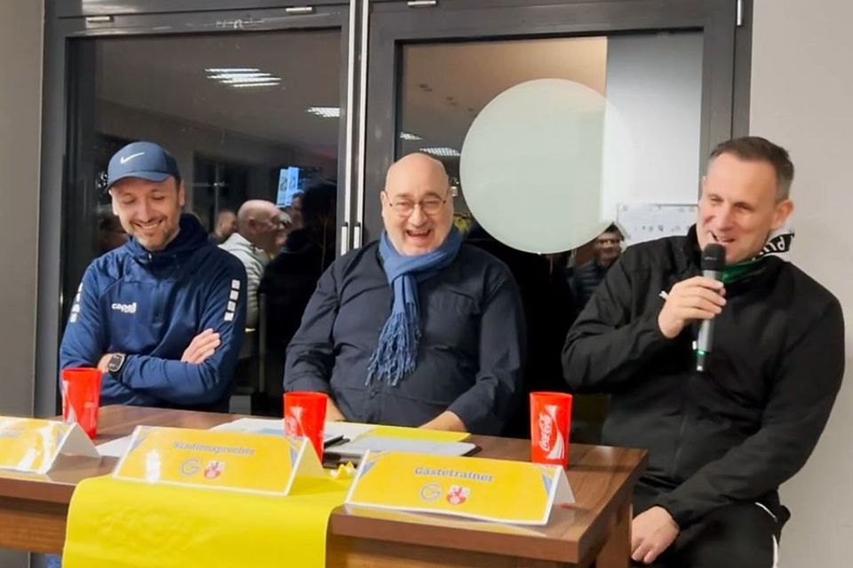 PK am Freitagabend in Ratingen: Dirk Tönnies wünscht schelmisch seinem Kollegen alles Gute.