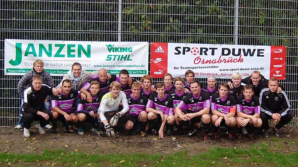 Der Kader der zweiten Mannschaft von des Osnabrücker Spielvereins 16 mit Daniel Doerk (Mitte, der 9. von rechts) und Keke Schleibaum (oben, 5. von links). Foto: SV 16
