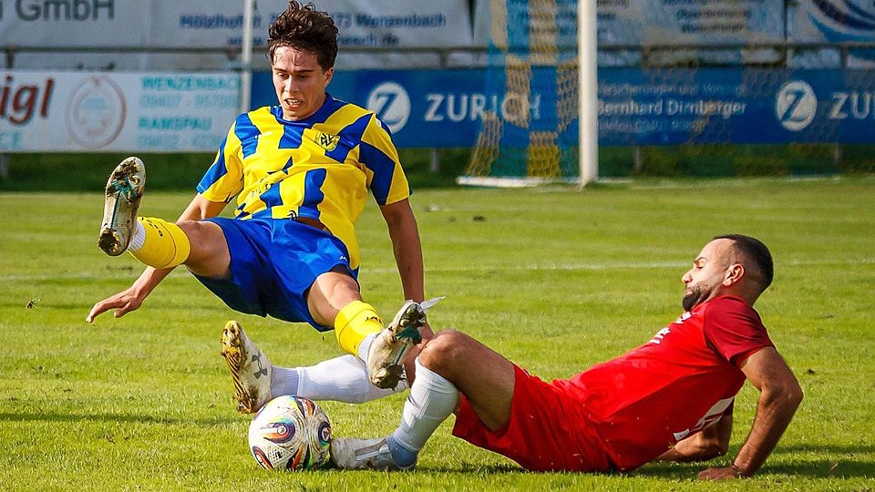 Bloß nicht ausrutschen: Wenzenbach (in blau-gelb) und Regenstauf (rot) sind an diesem Wochenende klar favorisiert.