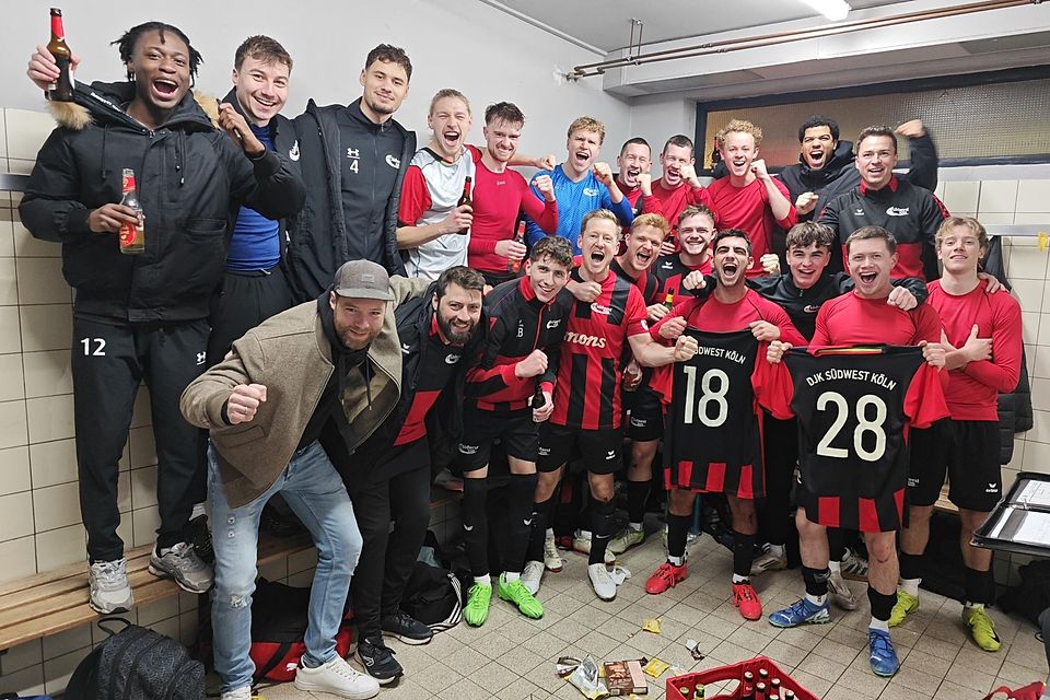 Die DJK Südwest feiert die Herbstmeisterschaft.