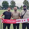 Strahlemänner: Tunay Acar (Mitte) wechselt zum Türkischen SV. Daneben Teammanager Mehmet Kirazli (rechts) und Vorsitzender Ilkay Candogan (links). 