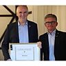 Michael Koch (links) erhält von Helmut Willuhn die höchste Auszeichnung im NFV. Foto: Berlin