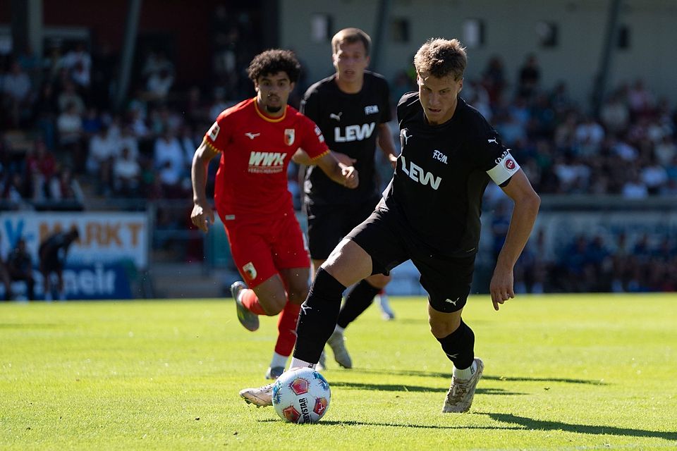 Auf Lukas Rietzler (vorne, im Test gegen den FC Ausgburg) werden die Memminger wohl in nächster Zeit verzichten müssen. 