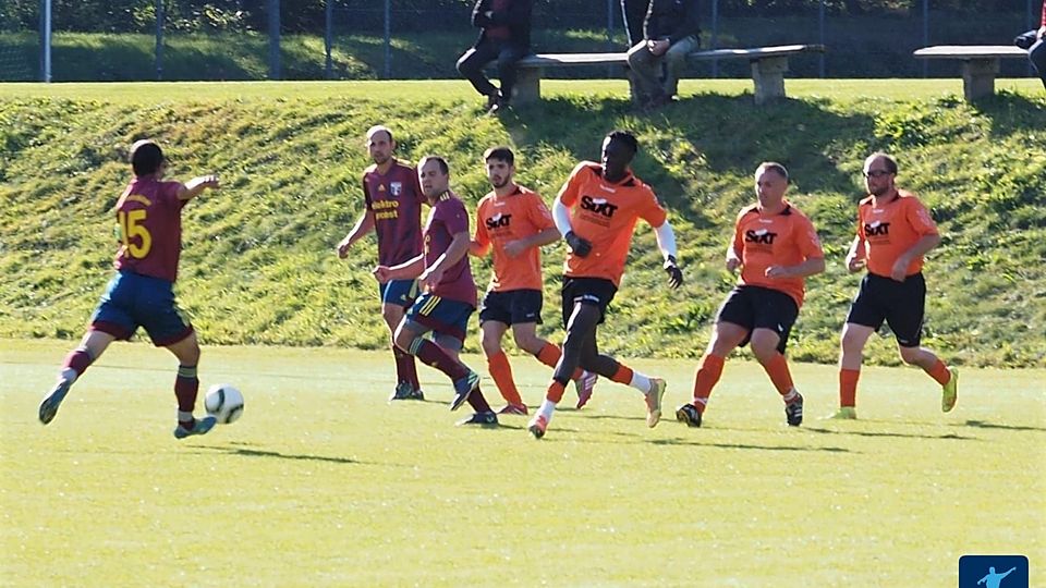 Der FC Straubing (orange Trikots) hat sich aus dem Spielbetrieb der A-Klasse Straubing zurückgezogen 