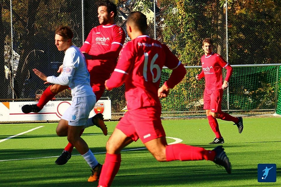Sowohl SV Hajduk Wiesbaden (weiß) als auch die Spvgg. Sonnenberg (rot, hier im direkten Duell) gewinnen in der A-Liga.