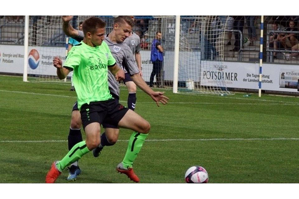 Umkämpftes Pokalduell: Fürstenwaldes Cihan Kahraman behauptet den Ball gegen Babelsbergs Manuel Hoffmann. Foto: Martin Ramos