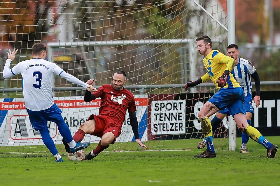 Der Griesbeckerzeller Dreifachtorschütze Viktor Vranjes (Nummer 3) war gegen den SV Klingsmoos kaum zu bremsen. Hier versucht SVK-Torwart Matthias Hudler, Vranjes’ Schuss abzuwehren.