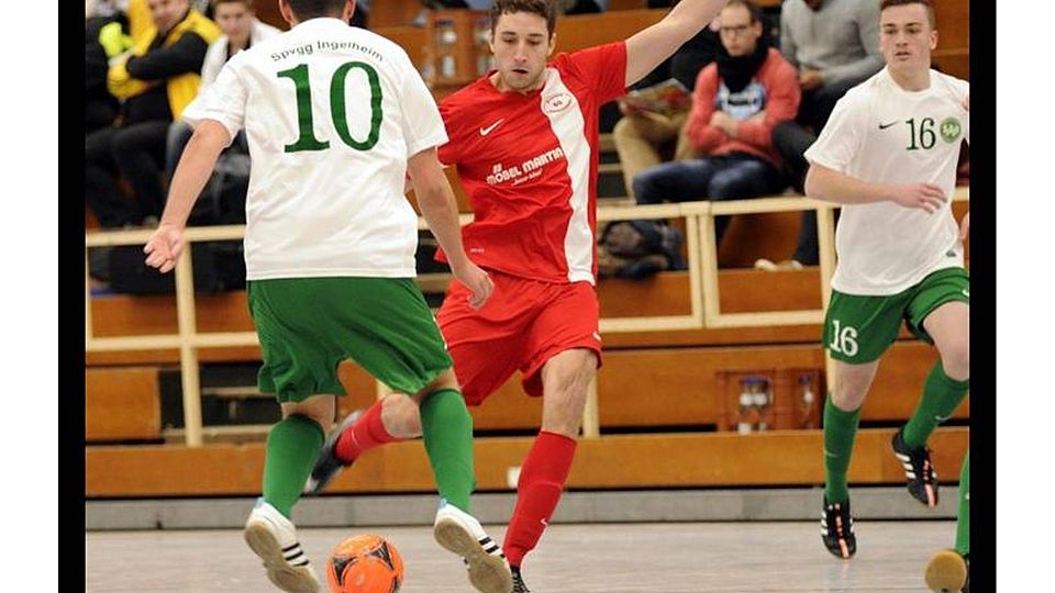 Kein Sieger: Bei der Futsal-Südwestmeisterschaft trennten sich Ingelheim (weiß) und Meisenheim (rot) 1:1. (Foto: Heidi Sturm)