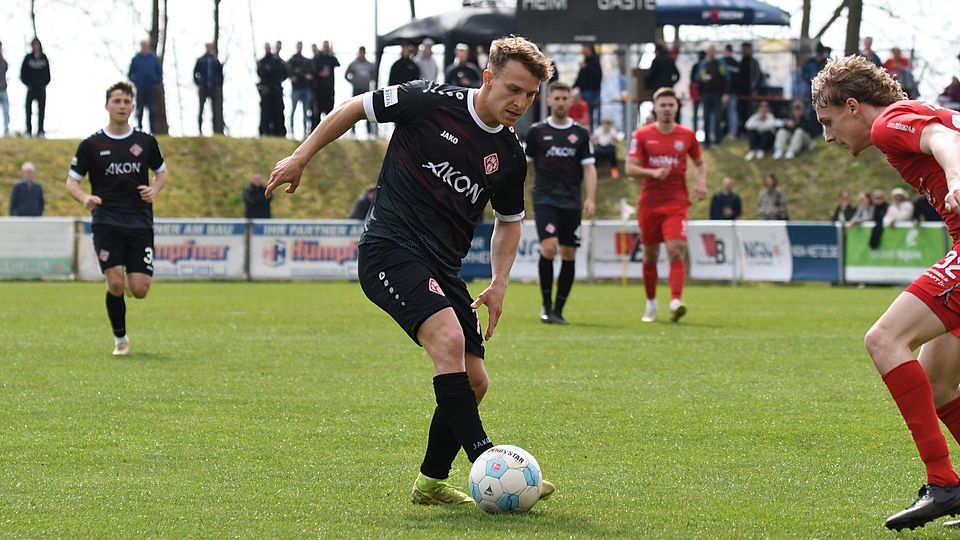 Maxi Fesser (am Ball) soll weiterhin auf der Außenbahn der Würzburger Kickers wirbeln.