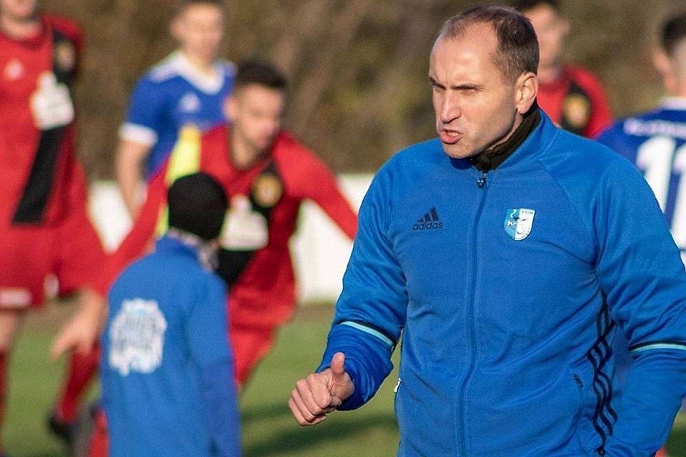 Daumen hoch von FC Strausberg-Trainer Oliver Richter für die vier Neuzugänge.