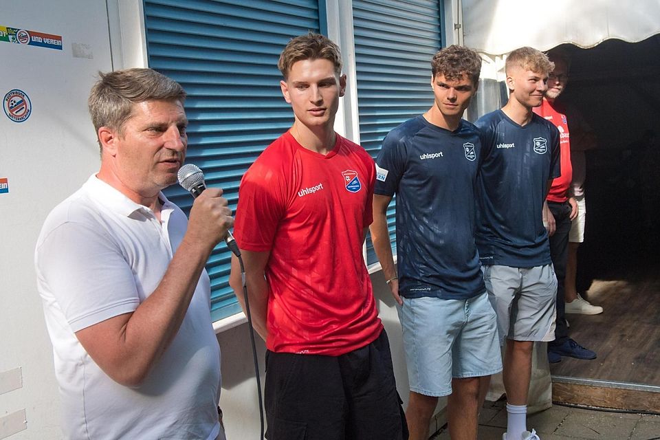 Beim Fanfest im Unterhachinger Sportpark präsentierte Pressesprecher Florian Rensch das Hachinger Heim- und das Auswärtstrikot für die kommenden beiden Spielzeiten. Beim Fanfest im Unterhachinger Sportpark präsentierte Pressesprecher Florian Rensch das Hachinger Heim- und das Auswärtstrikot für die kommenden beiden Spielzeiten.