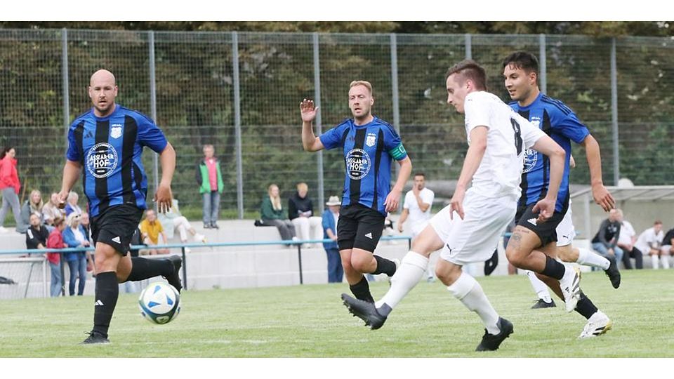 Treffen wie in der vergangenen Saison gleich zu Beginn aufeinander – diesmal allerdings eine Klasse höher in der Fußball-Kreisoberliga West: Thomas Markiewicz (in Weiß) empfängt mit seinem FC Werdorf den VfB Aßlar zum Derby am 1. Spieltag. © Steffen Bär