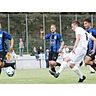 Treffen wie in der vergangenen Saison gleich zu Beginn aufeinander – diesmal allerdings eine Klasse höher in der Fußball-Kreisoberliga West: Thomas Markiewicz (in Weiß) empfängt mit seinem FC Werdorf den VfB Aßlar zum Derby am 1. Spieltag. © Steffen Bär