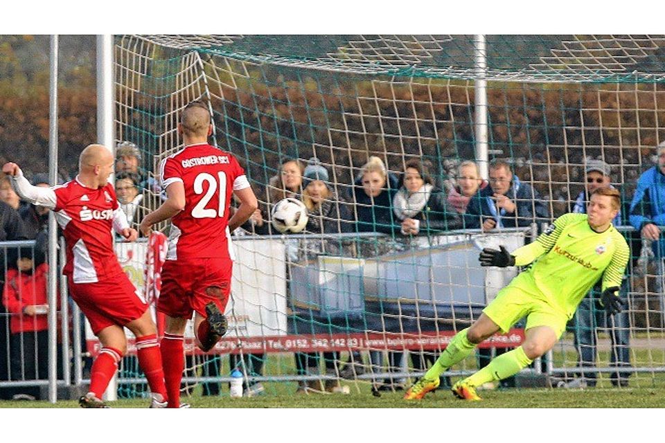 Hier allerdings war Samuel Aubele machtlos: Rico Keil trifft für Güstrow zum 1:3. Der Stürmer hatte schon mal ein Landespokal-Tor gegen den FC Hansa erzielt, im Oktober 2013 für den FSV Kühlungsborn beim 2:6. Mit der Nummer 21 Sava-André Mihajlovic.