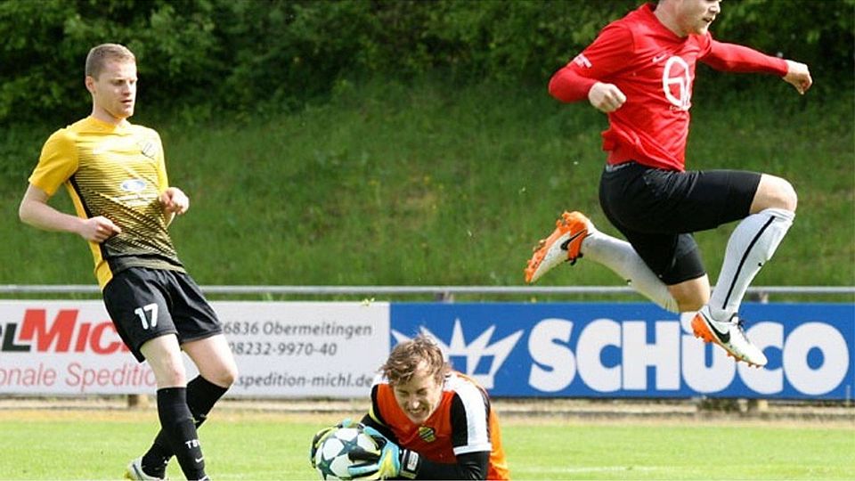 Die Hürde Haunsheim (von links Philipp Seifried, Torhüter Matthias Möhnle) war für den TSV Wertingen diesmal zu hoch. Für Christoph Müller (rechts) und seine Mitspieler bedeutete die Heimniederlage den Verlust der Tabellenspitze.    F.: Georg Fischer